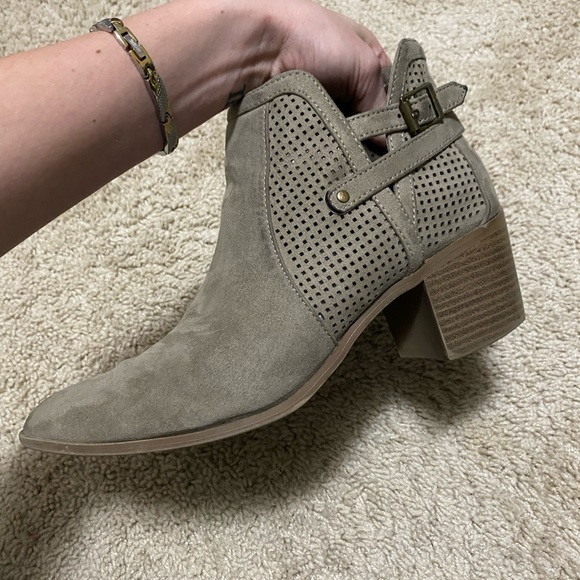 🚨SHOE SALE🚨 C.R. Suede Ankle Booties - Picture 6 of 8